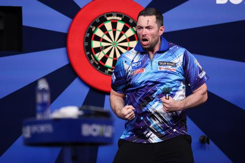 Topdarter Luke Humphries zorgt met opmerkelijke wond voor ongekende comeback in finale World Grand Prix