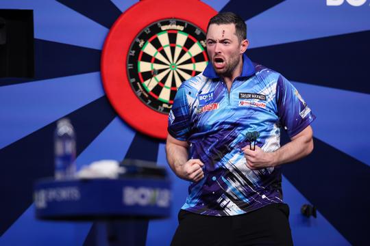 Topdarter Luke Humphries zorgt met opmerkelijke wond voor ongekende comeback in finale World Grand Prix