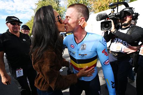 Dit is de vrouw van Remco Evenepoel: jeugdliefde Oumi Rayane speelde hoofdrol in rel en deelt geloof met toprenner
