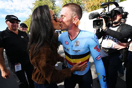 Dit is de vrouw van Remco Evenepoel: jeugdliefde Oumi Rayane speelde hoofdrol in rel en deelt geloof met toprenner