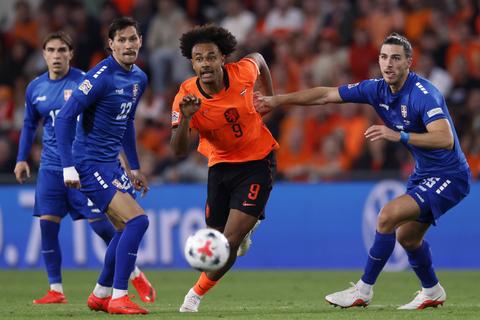 Live Nederland - Servië | Invaller Joshua Zirkzee zet Oranje weer op voorsprong