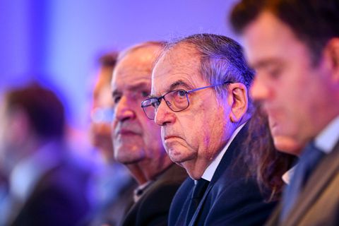 Oud-voorzitter Franse voetbalbond sluit 'met opgeheven hoofd' zaak rond seksueel overschrijdend gedrag