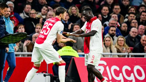 Bekende Ajax-fans nemen het op voor Wout Weghorst: 'Dan is dat toch juist klasse?'