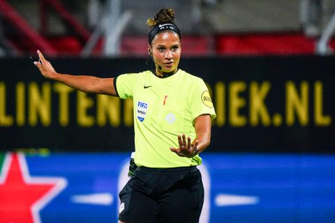 Vrouwelijke arbiter Shona Shukrula maakt debuut in Europees mannenvoetbal