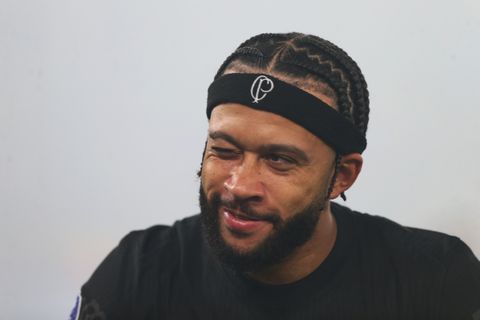 'Beast' Memphis Depay showt zijn krachtige lichaam en krijgt complimenten