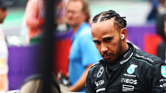 Britse pers schrikt van uitspraak geliefde F1-coureur: 'Lewis Hamilton dreigt met einde van seizoen'