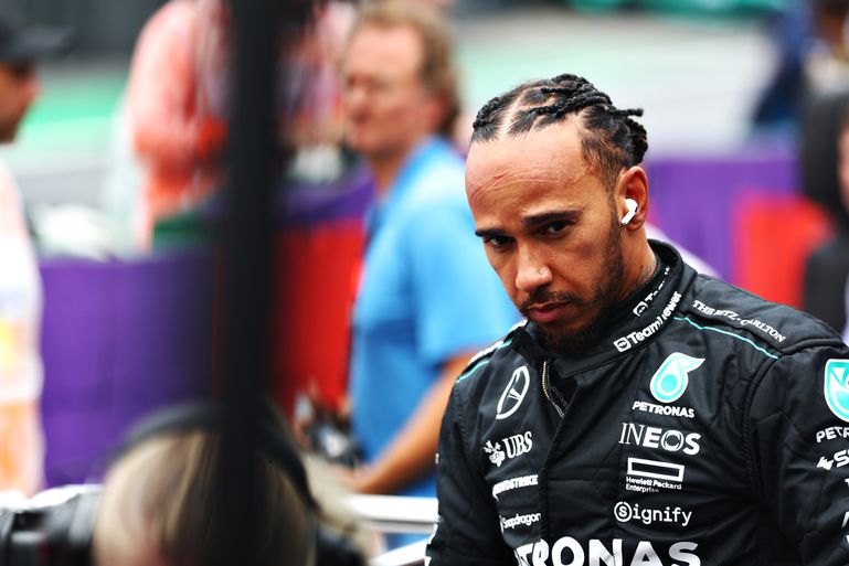 Britse pers schrikt van uitspraak geliefde F1-coureur: 'Lewis Hamilton dreigt met einde van seizoen'