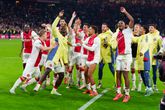 De Ajacieden vieren feest na de zege op PSV. © Pro Shots