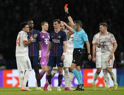 Bizarre rode kaart Bayern zorgt voor tranen bij titelverdediger PSG, verrassende uitslag in Parijs