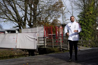 Ajax-trainer John Heitinga maakt bijdehand grapje: 'Als ik terugkijk naar mijn tijd...'