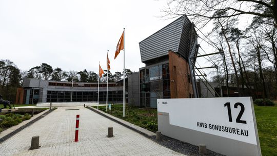 KNVB deelt enorme straf uit aan zaalvoetballer na karatetrap tegen scheidsrechter: 'Laat dit een waarschuwing zijn'