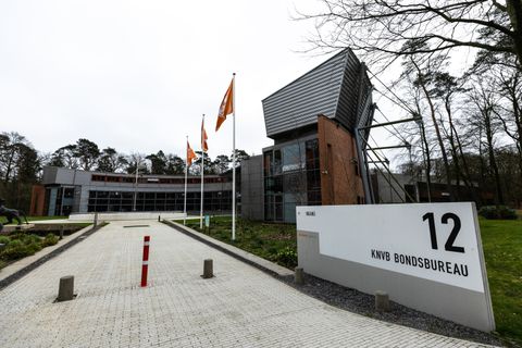 KNVB deelt enorme straf uit aan zaalvoetballer na karatetrap tegen scheidsrechter: 'Laat dit een waarschuwing zijn'