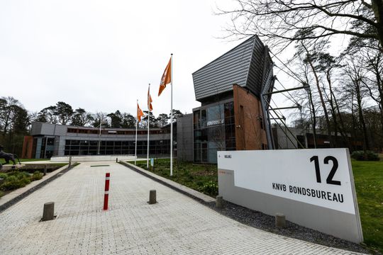 KNVB deelt enorme straf uit aan zaalvoetballer na karatetrap tegen scheidsrechter: 'Laat dit een waarschuwing zijn'
