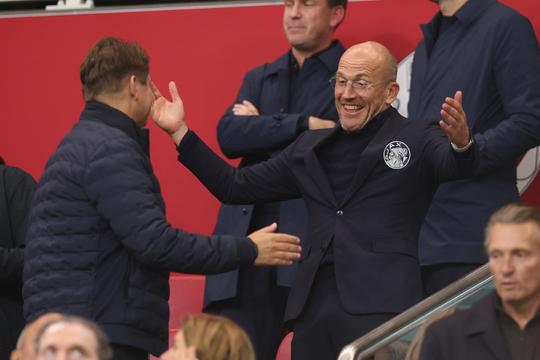 Ajax-directeur Alex Kroes krijgt lof voor zijn werk: 'Het is niet makkelijk in zo'n omgeving'