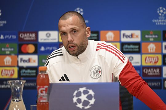 John Heitinga staat voor nogal wat keuzes op het middenveld van Ajax in de Champions League: 'Mooi om zo'n jongen te hebben'