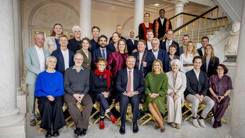 Het Koningspaar met onder andere Femke Bol, Yibbi Jansen, Pien Sanders en Raoul Ehren © ANP