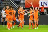 Oranje Leeuwinnen juichen na treffer Jackie Groenen. ©Pro Shots.
