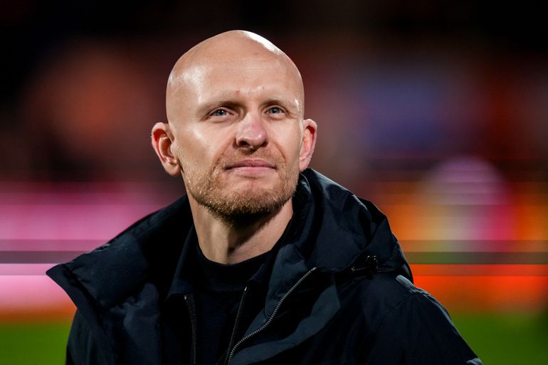 Bondscoach Oranje Leeuwinnen zet speelsters op scherp voor WK-kwalificatie: 'Er wordt héél veel van ons gevraagd'