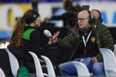 Bert Maalderink (rechts) in gesprek met schaatsster Femke Kok. © Pro Shots