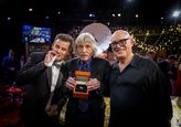 René van der Gijp met Johan Derksen en Wilfred Genee na het winnen van de Gouden Televizier -Ring. © ANP