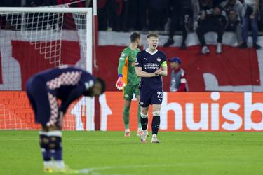 PSV-aanvoerder Jerdy Schouten en balende Joey Veerman spreken elkaar tegen na moeizame avond: 'Dan ziet het er héél slecht uit'