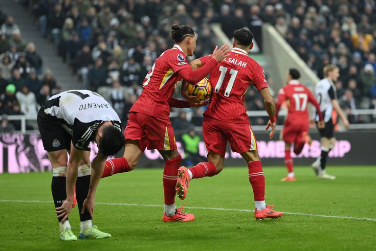 Arne Slot en Liverpool weer met beide benen op de grond na waanzinnig voetbalgevecht