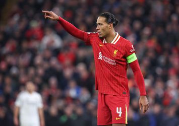 Liverpool en Arne Slot vechten voor Virgil van Dijk, maar de aanvoerder wil er nog niets van weten