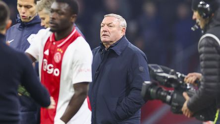 Utrecht-trainer Ron Jans vergelijkt Ajax met Feyenoord en PSV: 'We kunnen ons met die ploeg wél meten'