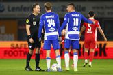 Spelers van PEC Zwolle beklagen zich bij scheidsrechter Danny Makkelie tijdens het bekerduel tegen AZ. ©Pro Shots