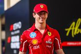 Arthur Leclerc, het jongere broertje van Charles Leclerc, mag tijdens de eerste vrije training in Abu Dhabi in de Ferrari van Lewis Hamilton rijden. ©Getty Images