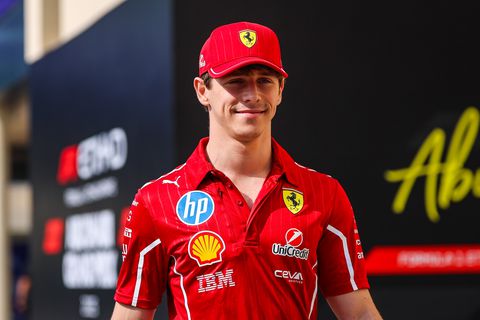 Lewis Hamilton staat Ferrari-stoeltje noodgedwongen af aan broertje van teamgenoot Charles Leclerc