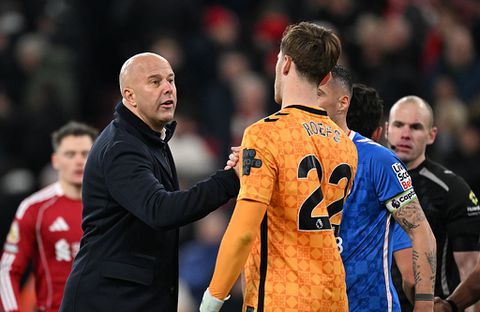 Kritische Arne Slot verklaart opmerkelijke keuze bij Liverpool: 'Daar heeft het niets mee te maken'