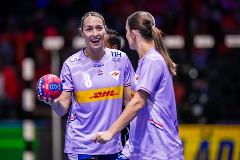 Handbalsters bouwen Oranje-feest in Ahoy na monsterzege op Tunesië in hoofdfase WK