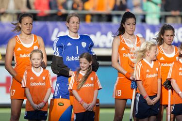 Oranje-hockeysters vreesden het ergste na pijnlijk incident met champagnefles: 'Het was echt ineens stil' 