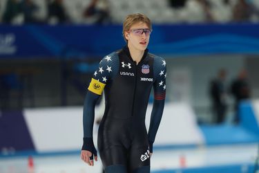 Schaatsfenomeen Jordan Stolz (20) schudt Nederlandse rivalen nog maar eens wakker en evenaart wereldrecord