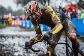 Modderige Wout van Aert profiteert volop van afwezige Mathieu van der Poel: 'Ik lig voor op schema'