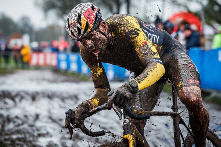 Modderige Wout van Aert profiteert volop van afwezige Mathieu van der Poel: 'Ik lig voor op schema'