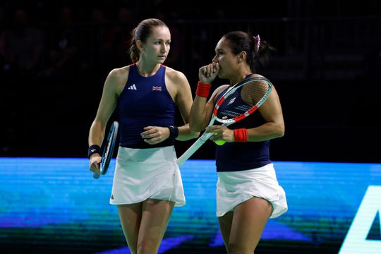 Britse tennisster kan ogen niet geloven op vliegveld en moet diep in de buidel tasten: 'Dit is onacceptabel'