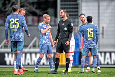 Bijzondere afspraak na rode kaart leidt tot gelijkspel Ajax in oefenduel