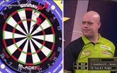 Michael van Gerwen moest alles uit de kast trekken om een demonstratiepartij van Peter Wright te winnen. Inclusief afleiden en een 'waardeloze' partner. ©YouTube ProSieben.