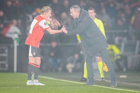 Feyenoord-trainer Robin van Persie openhartig over aanvoerderswissel: 'Dat heb ik zelf ook ervaren'