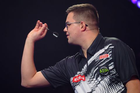 Verwarring rond bloedende pink Gian van Veen in WK-finale: 'Ik heb hier wel duizend vragen over'