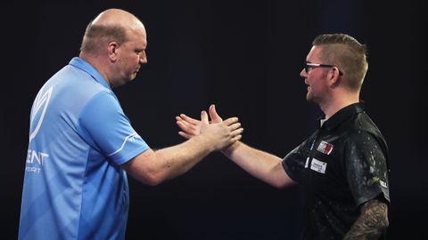 Bekende gezichten van Viaplay schieten nog tekort bij Q-School darts, Nederlandse Lakeside-winnaar redt het wel