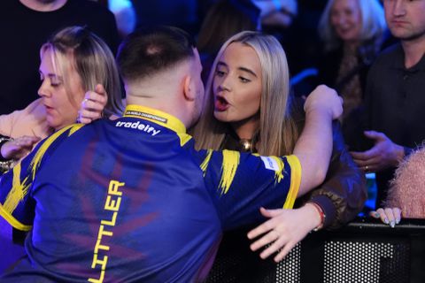 Dartsicoon Luke Littler heeft grote plannen met vriendin na WK: 'Ik zal haar zeker gaan verwennen'