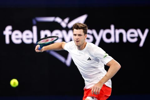 Toptennisser maakt na zeven maanden blessureleed rentree en slaat direct nummer 3 van de wereld van de baan
