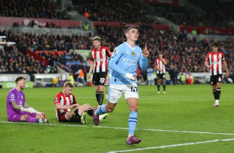 Hattrickheld Phil Foden is imponerende Mark Flekken bij Brentford de baas