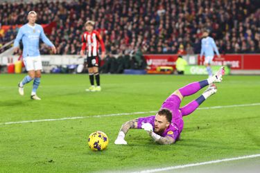 Reddingen van Mark Flekken tegen Manchester City