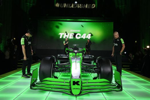 F1-team Stake presenteert de wagen voor komend seizoen met opvallende kleuren