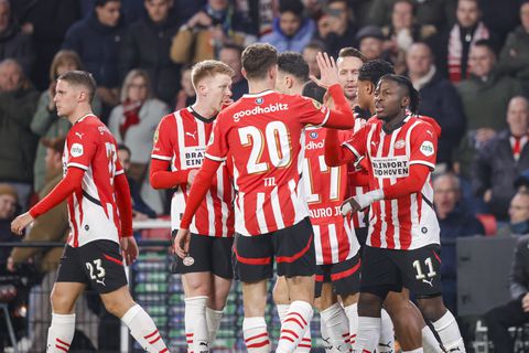 PSV wint tamme bekerkraker na discutabele goal; nieuwe klap voor Feyenoord en Brian Priske