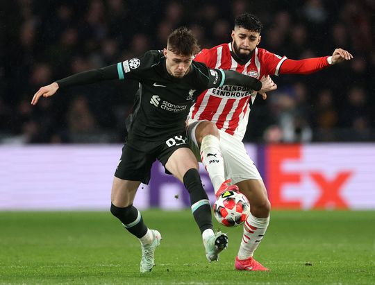 Arne Slot wijst Liverpool-talent op fout tegen PSV: 'Dat leidde tot hun derde doelpunt'